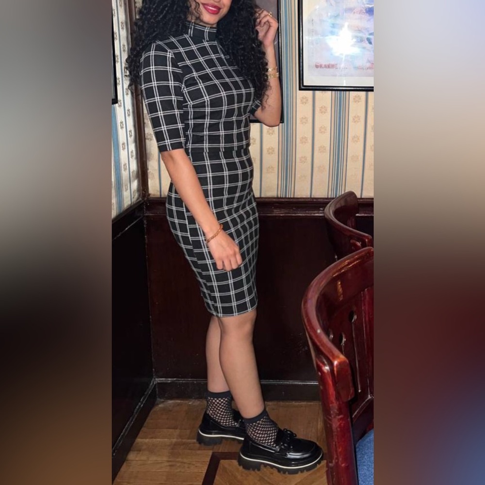 Very flattering Amisu Black and white Textured blouse and skirt set us 6